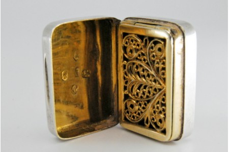 Caixa de Vinagrete em prata e ouro escovada na tampa do período de George III.